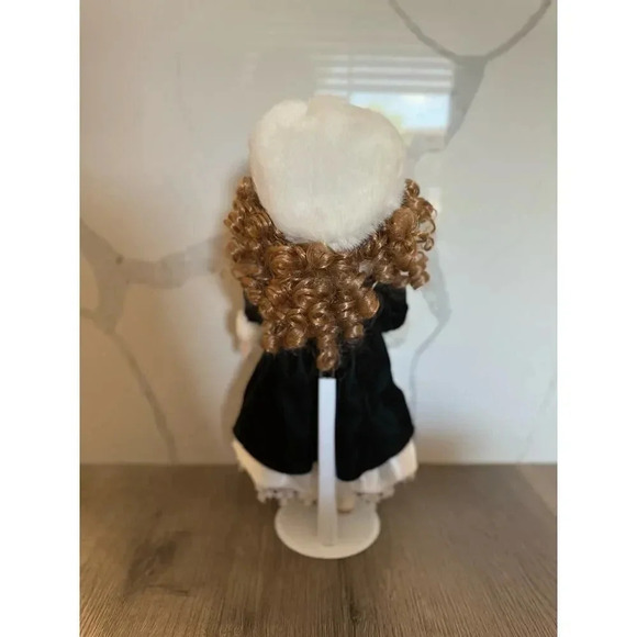 Brass Key Victorian Rose Collection Genuine Porcelain Doll Special Edition 1997 - Picture 7 of 8